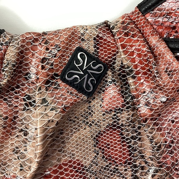 Vera Wang Simply Vera Alicia Rose Python Handbag - Picture 4 of 9